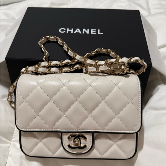 CHANEL Handbags - CHANEl White Leather Shoulder/Crossbody Bag